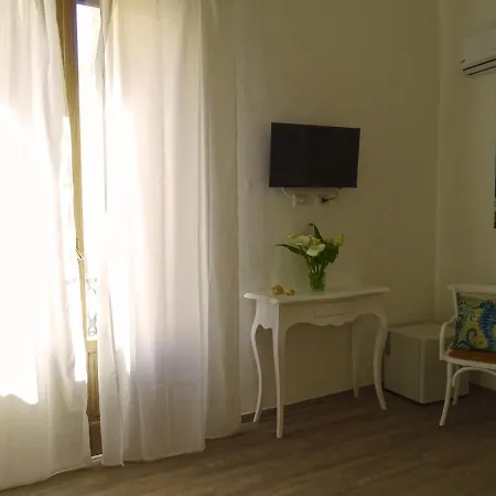 לינה וארוחת בוקר Mescia Marina 3*